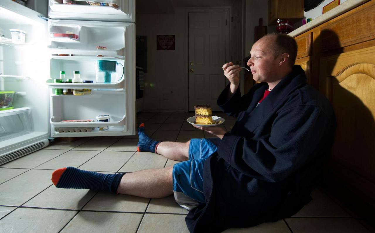 7 Reasons Why Late-Night Snacking Is A Bad Idea 7 Reasons Why Late-Night Snacking Is A Bad Idea